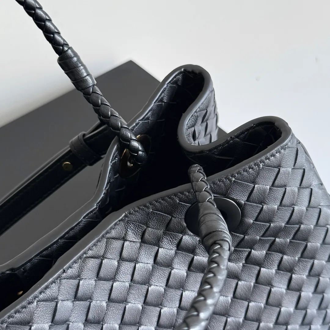 Batch 2200 Bottega Veneta Basket new woven handbag. The classic tote bag style has its own elegant and elegant temperament. It does not feel out of place whether it is commuting or casual outings. It is suitable for various occasions! The design of the woven handle is the finishing touch. The hand-woven texture is delicate and rich in texture. It is not only beautiful, but also extremely comfortable to hold. It looks low-key when held in the hand, but in fact it exudes luxurious charm. Iconic weaving process, each weave is tight and even, showing BV's exquisite production technology. The metal ring decoration is perfectly connected with the bag body, adding a sense of modernity and sophistication to the whole. Moreover, the lines of the bag body are smooth and natural, and the curvature is ergonomic. It can be perfectly adapted whether it is carried on the shoulder or carried in the hand, showing an elegant posture. Style number: 836261 Size: 31*18.5*16cm